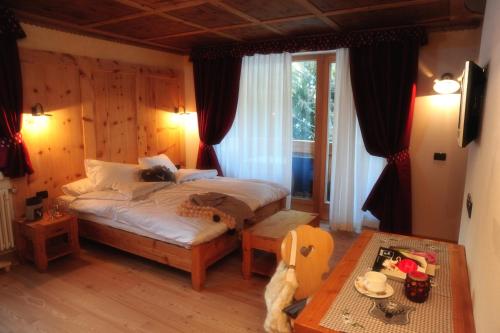 Ένα ή περισσότερα κρεβάτια σε δωμάτιο στο Hotel Chalet Alpenrose Bio Wellness Naturaktivhotel