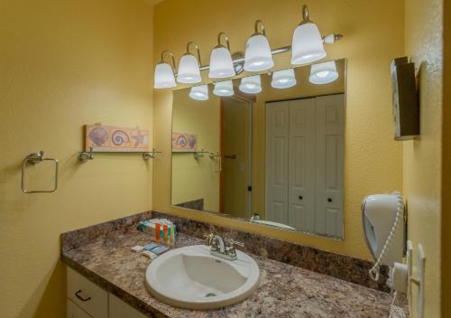 a bathroom with a sink and a large mirror at Embarcadero Resort in Newport
