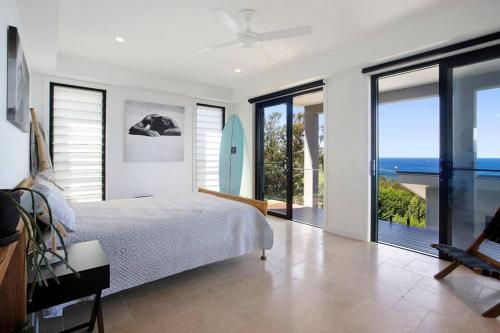 - une chambre avec un lit et une vue sur l'océan dans l'établissement Oceana, à Bilgola