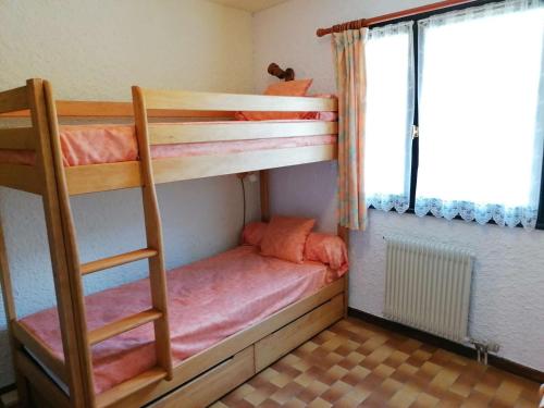 ル・グラン・ボルナンにあるAppartement Le Grand-Bornand, 2 pièces, 4 personnes - FR-1-241-241の二段ベッド1組(はしご付)が備わる客室です。