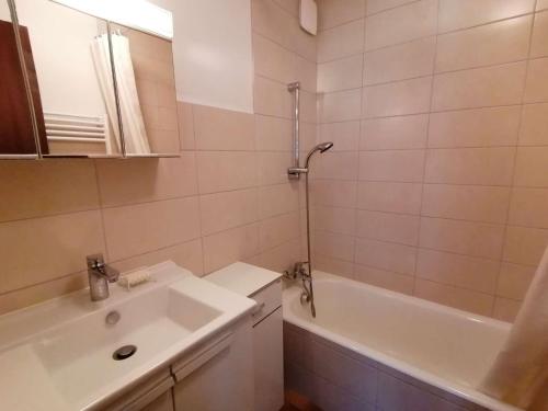 Kúpeľňa v ubytovaní Appartement 2 Pièces 4 Pers, Parking, Ski, Grand-Bornand - FR-1-241-241