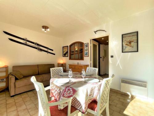 une salle à manger avec une table, des chaises et un canapé dans l'établissement Studio cosy avec balcon, proche centre et télécabine – Briançon - FR-1-330C-137, à Briançon