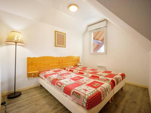 sypialnia z łóżkiem, lampką i oknem w obiekcie Appartement Peyragudes, 4 pièces, 12 personnes - FR-1-695-8 w mieście Germ