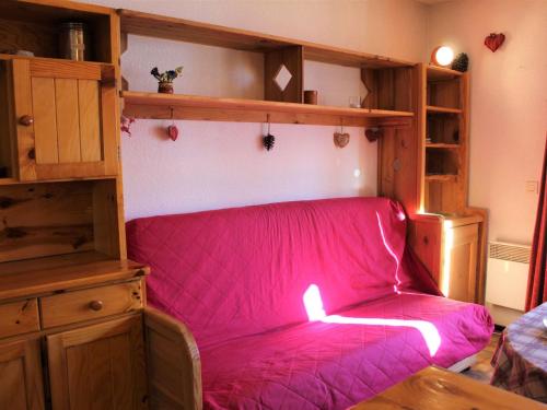 - un canapé dans une chambre avec une couverture rose dans l'établissement Appartement Vars-Sainte-Marie, 1 pièce, 4 personnes - FR-1-330B-202, à Vars