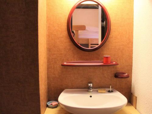 une salle de bain avec un lavabo blanc et un miroir dans l'établissement Studio cosy à Vars Sainte Marie, 4 couchages, balcon sud, à 300m des pistes et commerces - FR-1-330B-202, à Vars