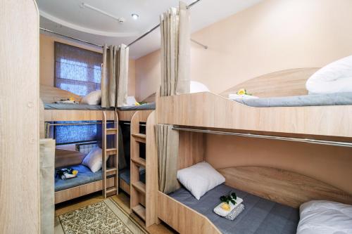 eine Gruppe Etagenbetten in einem Zimmer in der Unterkunft Hostel Platskart in Minsk