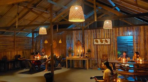 マナウスにあるPonta Poranga Jungle Lodgeのレストランの席に座る人々