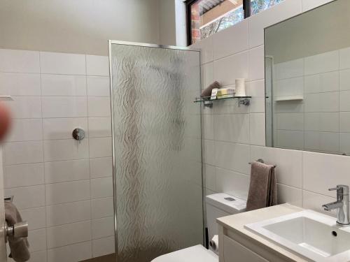 een badkamer met een douche, een toilet en een wastafel bij Edge Of The Forest Motel in Margaret River Town