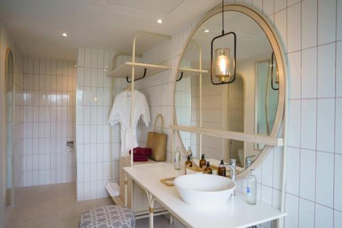 bagno con lavandino e specchio di The Pin Boutique Pool Villa Krabi ad Aonang Beach