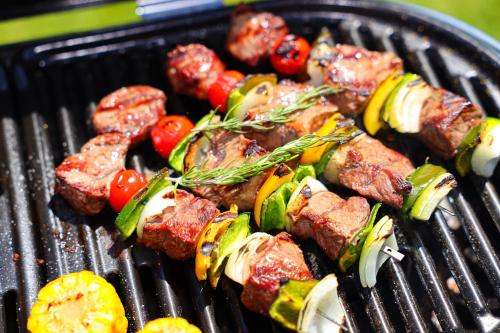 a grill with meat and vegetables on it at 泊まれるアートミュージアム 琉球ヴィラ in Tatsugo