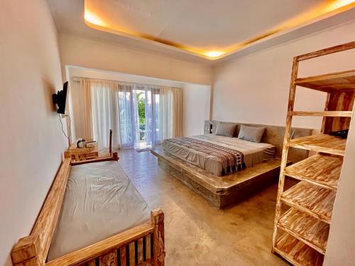 Un dormitorio con una cama y una escalera. en Sanctum Hotel and Dive- Nusa Penida, en Nusa Penida