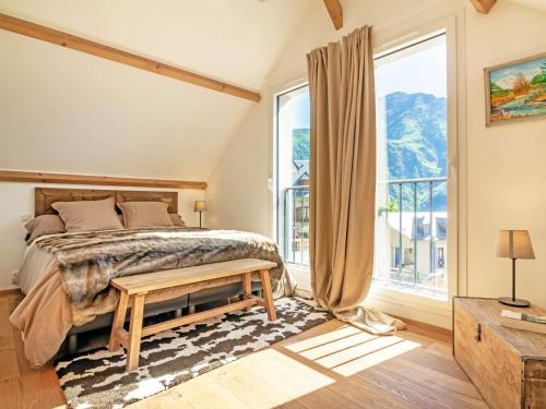 een slaapkamer met een bed en een groot raam bij Maison Grust, 5 pièces, 12 personnes - FR-1-402-110 in Grust