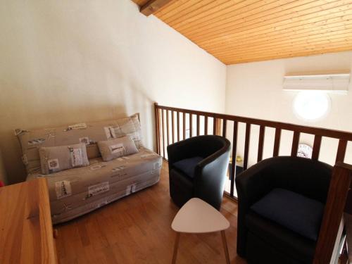 Cette chambre comprend un lit, deux chaises et une table. dans l'établissement Maison 3 pièces + mezzanine, proche plage à Dolus-d'Oléron, 4 couchages - FR-1-246A-90, à Dolus-d'Oléron