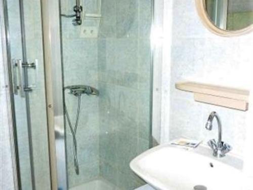 une salle de bain avec une douche, un lavabo et un miroir dans l'établissement Maison 3 pièces + mezzanine, proche plage à Dolus-d'Oléron, 4 couchages - FR-1-246A-90, à Dolus-d'Oléron