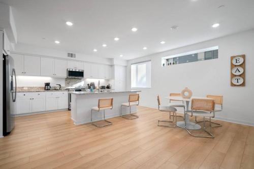 Stylish 3-bd Apt with parking