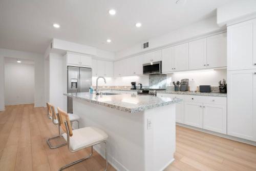 Stylish 3-bd Apt with parking – Photos 3