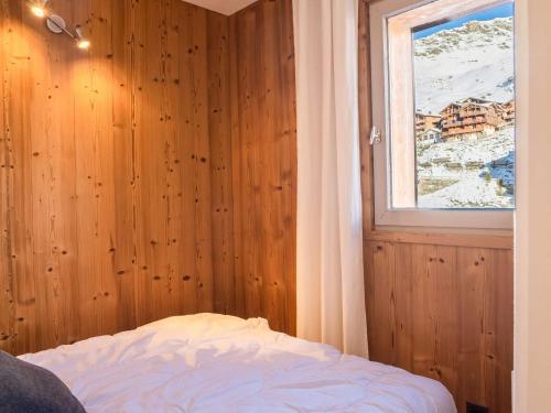 une chambre avec un lit et une fenêtre dans l'établissement Appartement rénové Val Thorens - 4 pers, 2 chambres, balcon, plein cœur, proximité pistes, commerces - FR-1-637-35, à Val Thorens