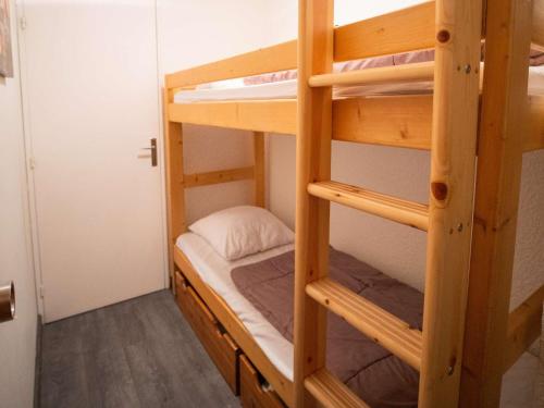 une chambre avec deux lits superposés dans l'établissement Studio cosy à Val Thorens – 2 pers, proche pistes et commerces, parking et local skis inclus - FR-1-637-15, à Val Thorens