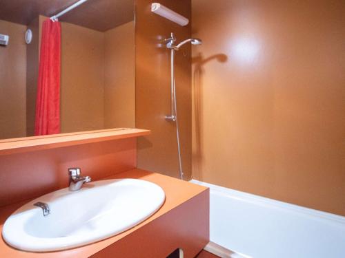 une salle de bain avec un lavabo et une douche dans l'établissement Studio cosy à Val Thorens – 2 pers, proche pistes et commerces, parking et local skis inclus - FR-1-637-15, à Val Thorens