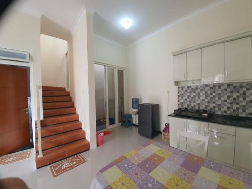 Η κουζίνα ή μικρή κουζίνα στο Villa Bahari Batu