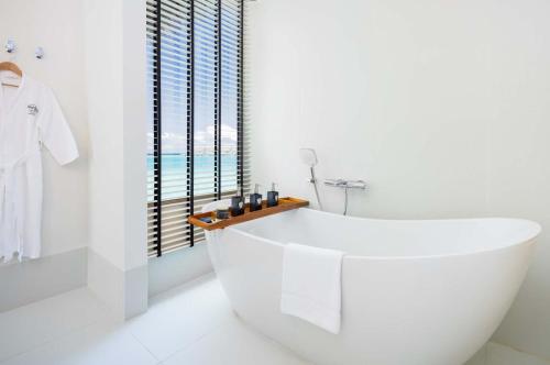 Vannituba majutusasutuses Hard Rock Hotel Maldives - Complimentary Roundtrip Speed Boat Transfer Until 21st December 2025