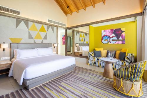 Voodi või voodid majutusasutuse Hard Rock Hotel Maldives - Complimentary Roundtrip Speed Boat Transfer Until 21st December 2025 toas