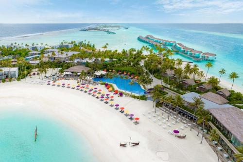 uma vista aérea da praia no resort Excelnce punta cana em Hard Rock Hotel Maldives em Atol de Malé Sul