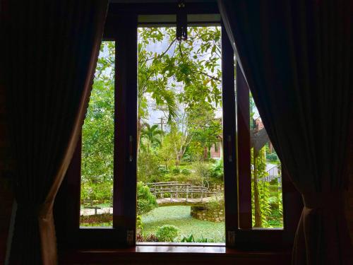 Taman di luar Son Home Garden