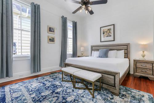 um quarto com uma cama e uma janela em Uptown Spacious 4BD/3BA with Historic Charm em Nova Orleans