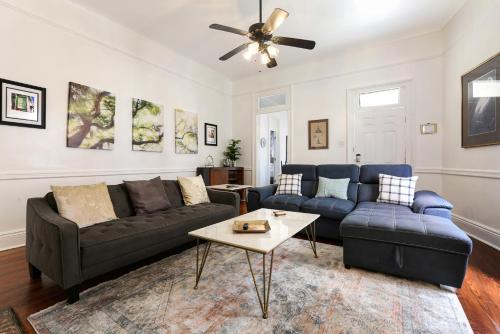Ruang duduk di Uptown Spacious 4BD/3BA with Historic Charm