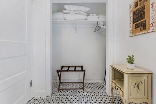 Gambar di galeri bagi Uptown Spacious 4BD/3BA with Historic Charm di New Orleans
