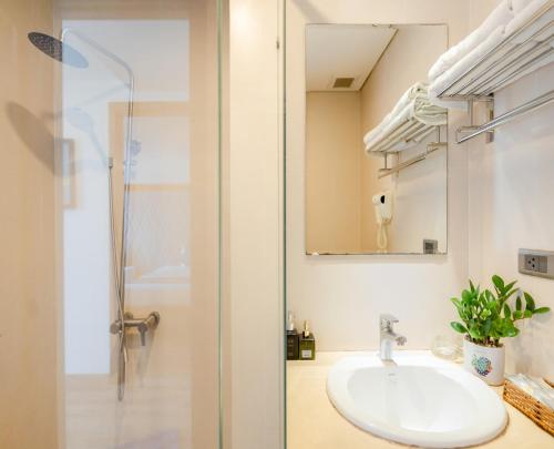 uma casa de banho com um lavatório e um espelho em Royal Charm Hotel em Da Nang