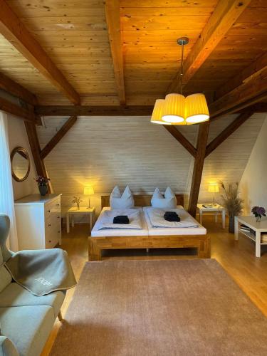 a bedroom with a bed and a couch in a room at Landhaus einer Malerin in Poseritz
