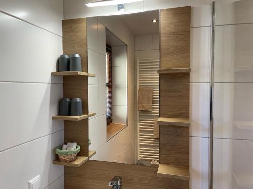 bagno con specchio e lavandino di Appartements DIANA a Bad Kleinkirchheim