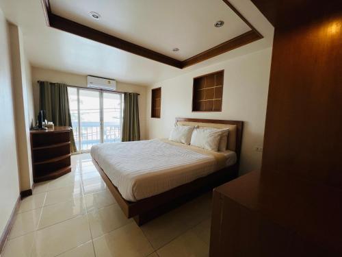 een hotelkamer met een bed en een raam bij Seaside Palace Hotel in Koh Samui 