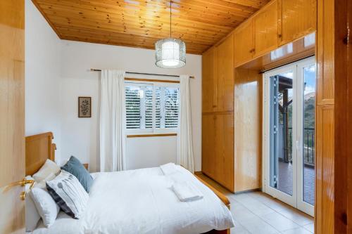 een slaapkamer met een bed en een raam bij House Eufrosyne in Moutoullas