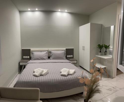 A bed or beds in a room at AKTES PIERIAS (GARDEN ROOMS)