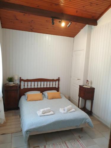 sypialnia z łóżkiem i dwoma ręcznikami na nim w obiekcie Le clos Roby maison avec piscine proche du centre historique w mieście Pézenas