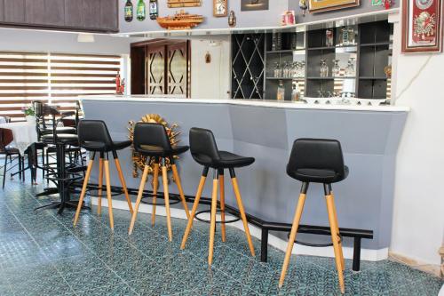 Panormos Hotelにあるレストランまたは飲食店