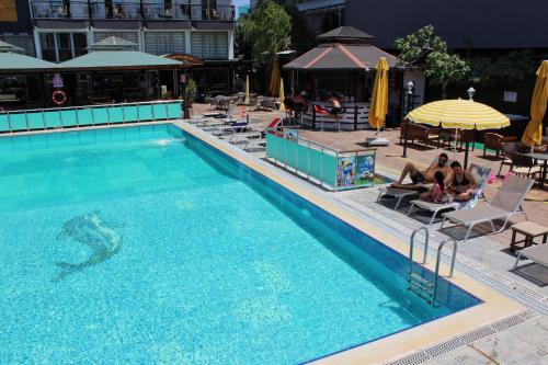 una piscina con una sirena en el agua en Panormos Hotel, en Didim