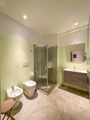 a bathroom with a shower and a toilet and a sink at Bed-da Catania Rooms in Catania