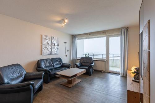 クックスハーフェンにある2 Raum Wohnung mit Seesicht im Haus Pacificのリビングルーム(革製家具、大きな窓付)