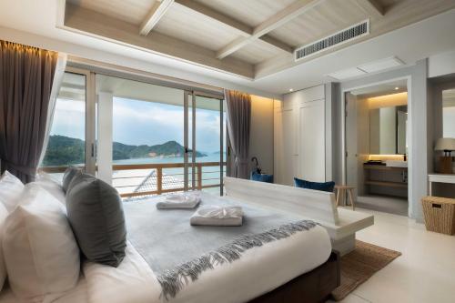 波灣的住宿－L'Archipel Sea View Pool Villa，一间卧室设有一张床,享有海景