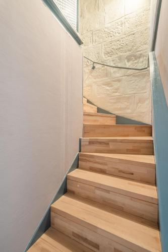 a staircase in a house with wooden floors at Studio en Duplex-Aircon-Terrasse-Parking-Calme in Bordeaux
