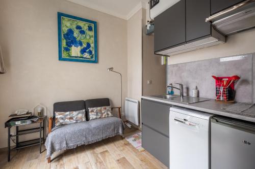 una pequeña cocina con una silla en una habitación en Studio en Duplex-Aircon-Terrasse-Parking-Calme, en Burdeos