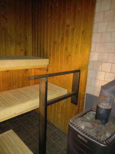 una habitación con 2 estanterías de madera y un cubo de basura en Talo mäellä en Juuka