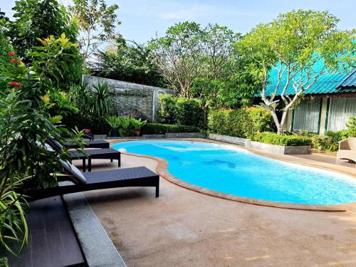 Bazén v ubytování Villa By Areeya Phubeach resort nebo v jeho okolí