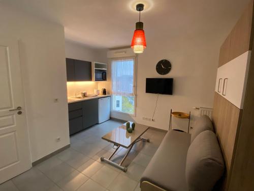 un salon avec un canapé et une table dans l'établissement Studio Chic Little Bohême proche hôpitaux, 15 mn du centre, à Lyon