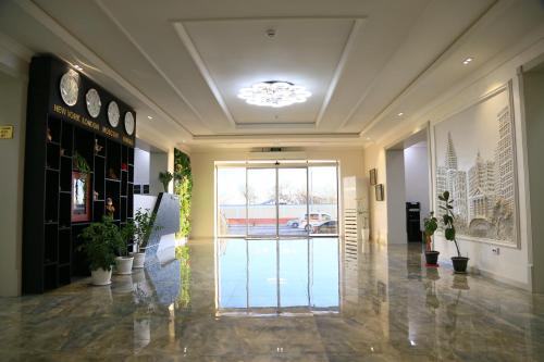 een lobby met een glazen deur en potplanten bij CITIZEN HOTEL in Nukus