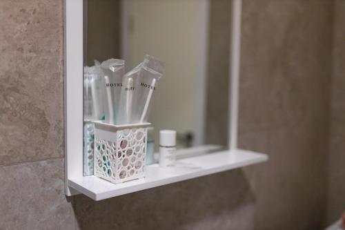 estante del baño con cepillos de dientes y espejo en Apartments in the Terra residential complex 15, en Almaty
